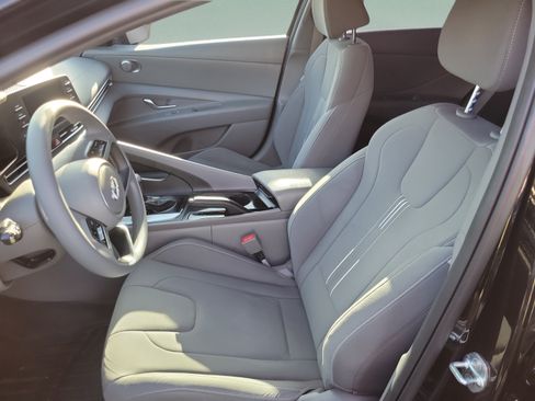 Used 2022 Hyundai Elantra SEL FWD image 11