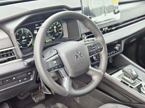 New 2025 Mitsubishi Outlander SE image 18