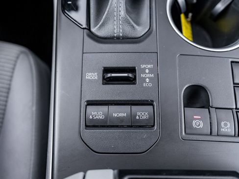 Used 2024 Toyota Highlander LE image 27