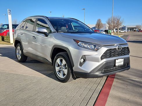 Used 2020 Toyota RAV4 XLE w/ Convenience Package image 4