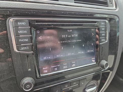 Used 2017 Volkswagen Jetta Sport image 9