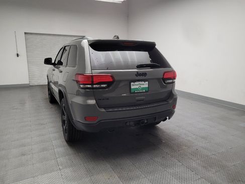 Used 2019 Jeep Grand Cherokee Laredo AWD/4WD image 6