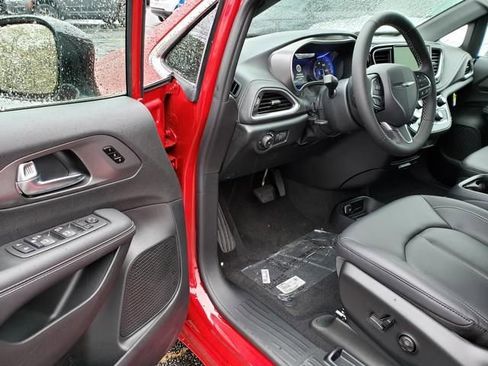 New 2026 Chrysler Pacifica Select image 6