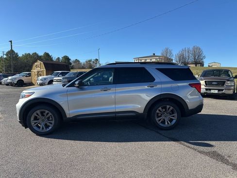 Used 2022 Ford Explorer XLT w/ Equipment Group 202A image 6