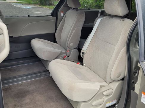 Used 2017 Toyota Sienna LE FWD image 21