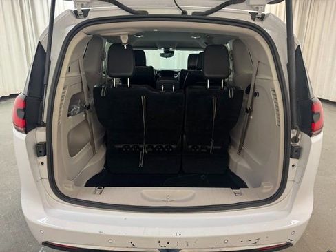 Used 2024 Chrysler Pacifica Touring-L image 27