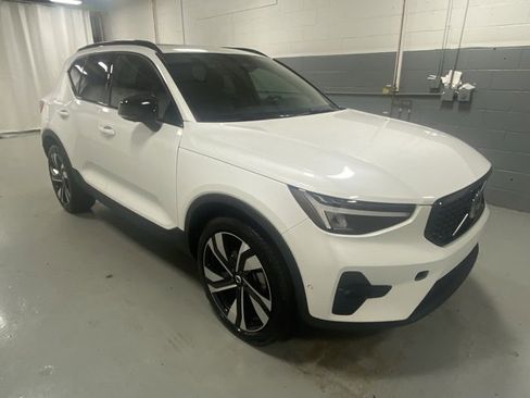 Certified 2025 Volvo XC40 B5 Plus image 4