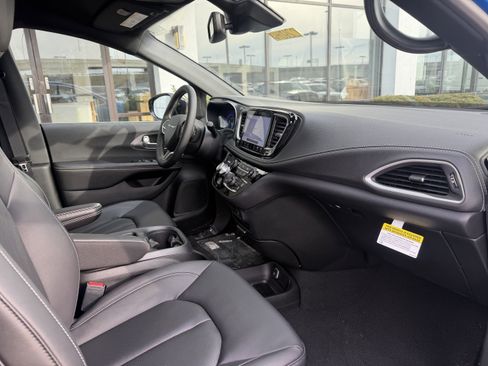 New 2026 Chrysler Pacifica Select AWD/4WD image 23