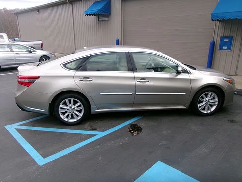 Used 2015 Toyota Avalon XLE w/ Preferred Accessory Package FWD image 6