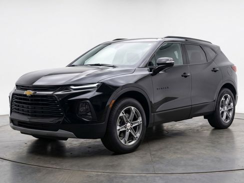 Used 2025 Chevrolet Blazer LT image 3