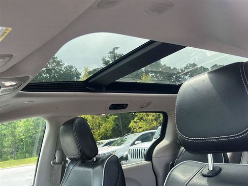 Used 2023 Chrysler Pacifica Limited FWD image 11