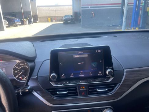 Used 2025 Nissan Altima 2.5 SV FWD image 17