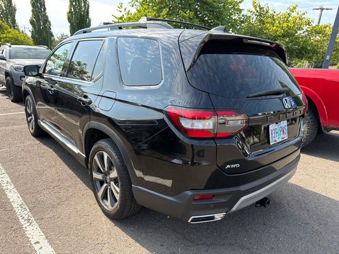 Used 2025 Honda Pilot Touring image 6