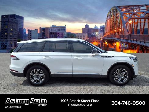 Used 2024 Lincoln Aviator AWD image 2