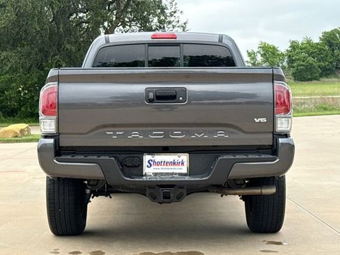 Used 2022 Toyota Tacoma TRD Sport w/ TRD Premium Sport Package AWD/4WD image 7