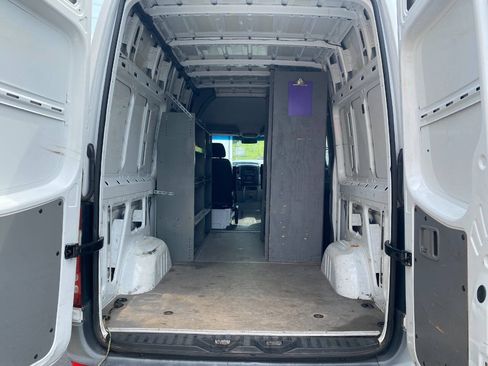 Used 2014 Freightliner Sprinter 2500 RWD image 21