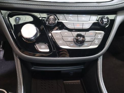 New 2027 Chrysler Pacifica Limited FWD image 21