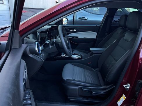 Used 2025 Chevrolet Trax LT image 9