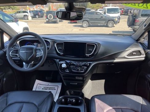 Used 2025 Chrysler Pacifica Select image 15