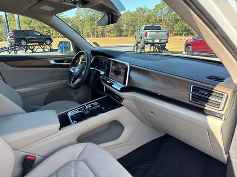 Used 2025 Volkswagen Atlas SE image 10