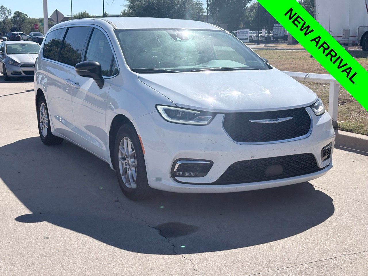 Used 2024 Chrysler Pacifica Touring-L FWD image 1