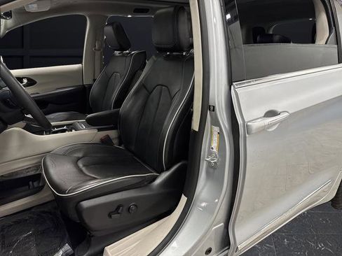 Used 2023 Chrysler Pacifica Limited w/ Uconnect Theater Family Group image 4