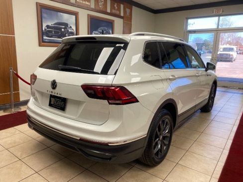 Used 2023 Volkswagen Tiguan SE w/ Panoramic Sunroof Package image 5