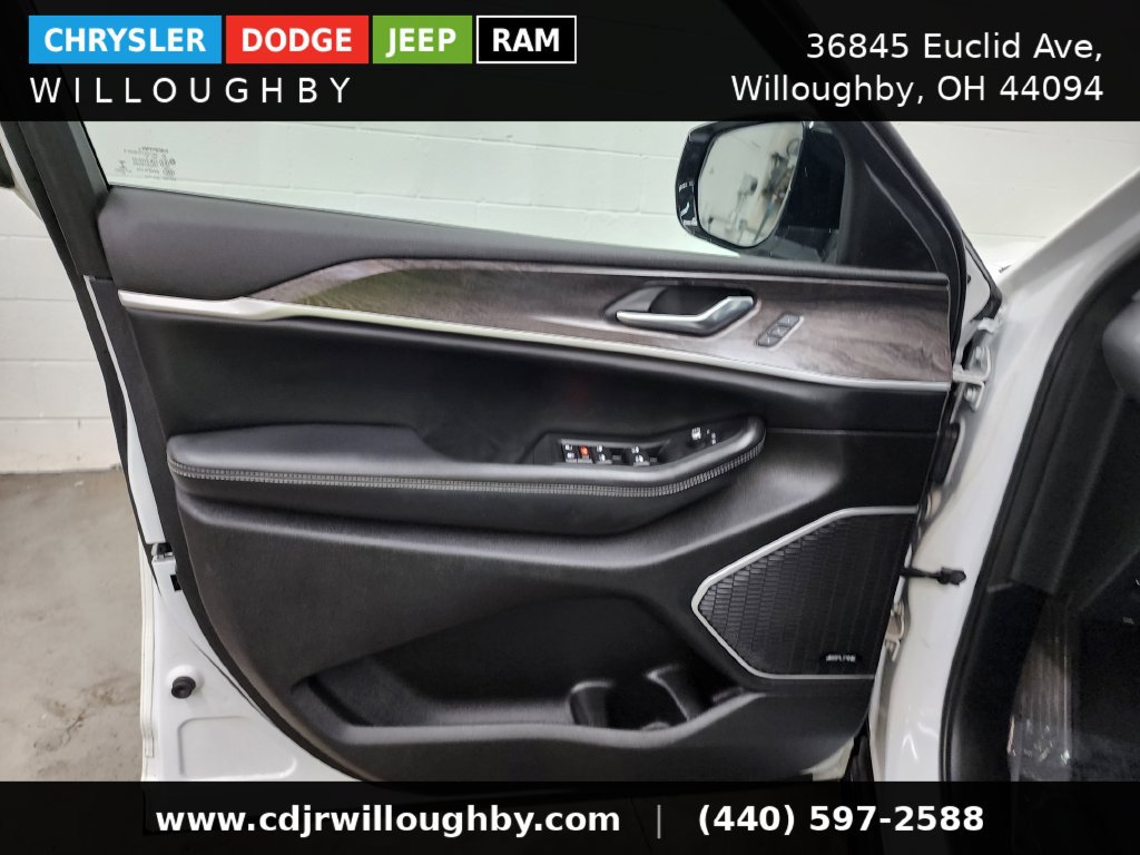 Used 2023 Jeep Grand Cherokee Limited w/ Luxury Tech Group II AWD/4WD image 11