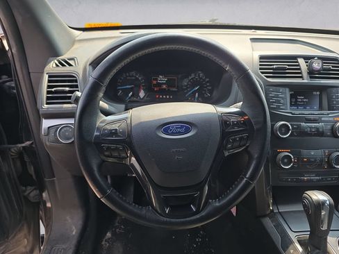 Used 2018 Ford Explorer XLT FWD image 12