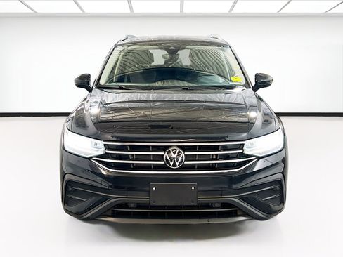 Used 2024 Volkswagen Tiguan SE FWD image 2