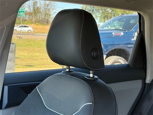 Used 2024 Volkswagen Taos SE image 11