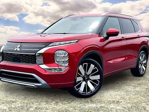 Used 2025 Mitsubishi Outlander SEL FWD image 3