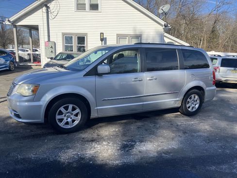 Used 2011 Chrysler Town & Country Touring image 11