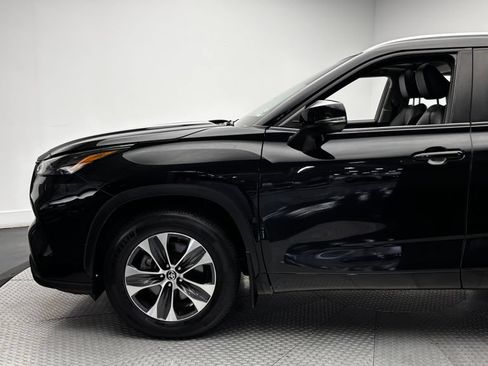 Used 2023 Toyota Highlander XLE AWD/4WD image 5