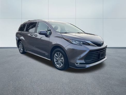 Used 2021 Toyota Sienna XLE image 4