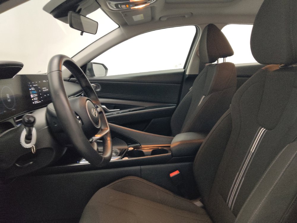 Used 2025 Hyundai Elantra SEL FWD image 17