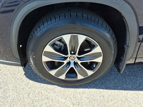 Used 2022 Toyota Highlander XLE image 10