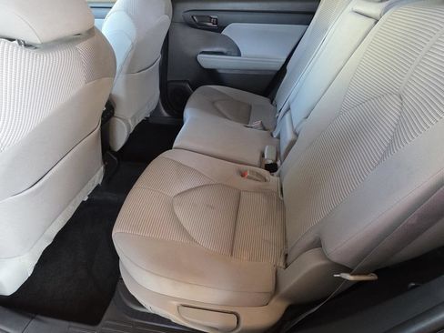 Used 2023 Toyota Highlander LE AWD/4WD image 8