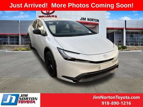 Used 2025 Toyota Prius LE FWD image 1