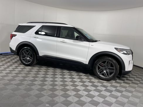 Used 2026 Ford Explorer ST-Line w/ ST-Line Street Pack AWD/4WD image 6