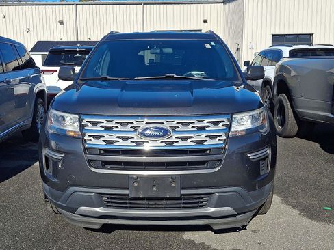 Used 2018 Ford Explorer XLT image 3