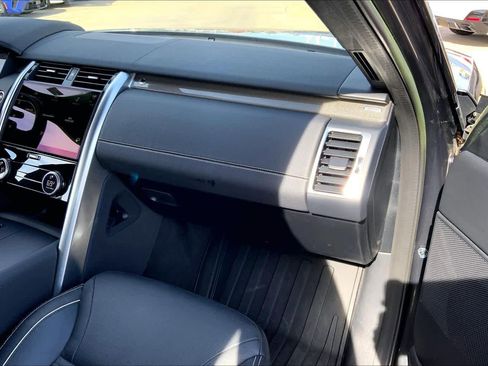 Used 2023 Land Rover Discovery Metropolitan Edition image 17