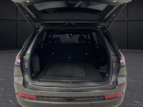 Used 2023 Jeep Grand Cherokee Altitude image 13