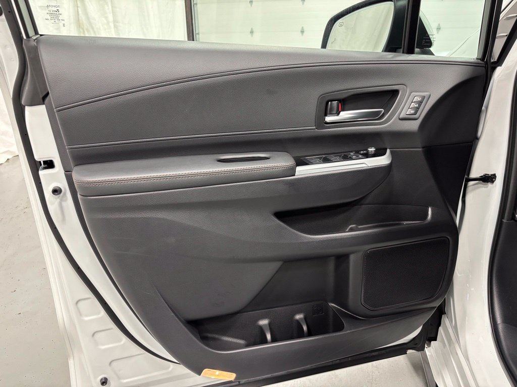Used 2026 Toyota Sienna Limited FWD image 8
