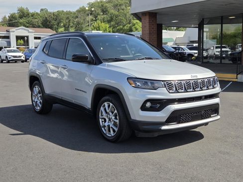 Used 2025 Jeep Compass Limited AWD/4WD image 3
