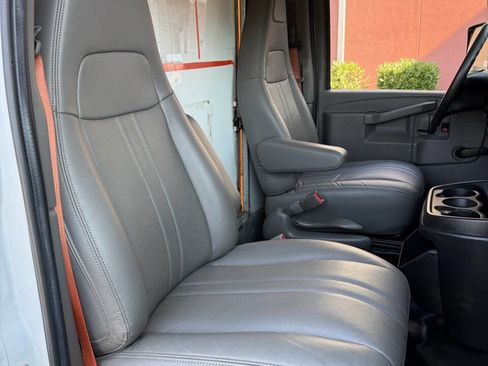 Used 2018 Chevrolet Express 3500 w/ Driver Convenience Package image 13