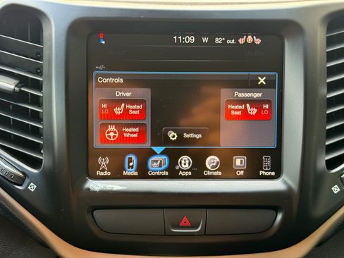 Used 2016 Jeep Cherokee Latitude w/ Cold Weather Group AWD/4WD image 24