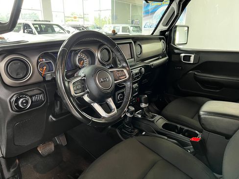 Used 2020 Jeep Gladiator Sport w/ Technology Group AWD/4WD image 9