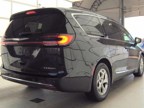 Used 2023 Chrysler Pacifica Limited image 4