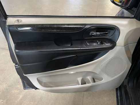 Used 2017 Dodge Grand Caravan SE w/ UConnect Hands-Free Group FWD image 19